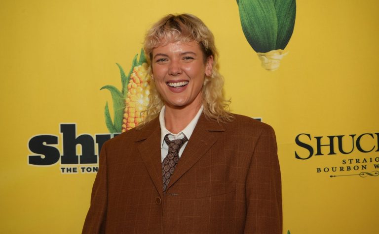 Betty Who Apologises For “harmful” Comments About Lesbians: “I Will Do Better”