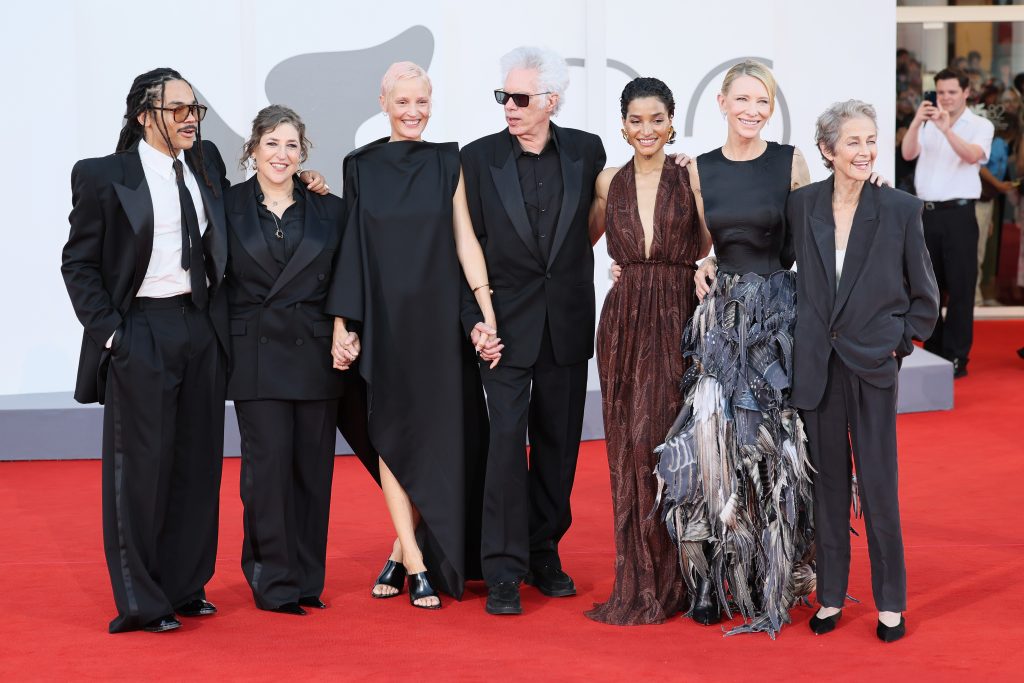 Jim Jarmusch’s ‘Father Mother Sister Brother’ Gets Over 6 Minute Ovation – Venice Film Festival