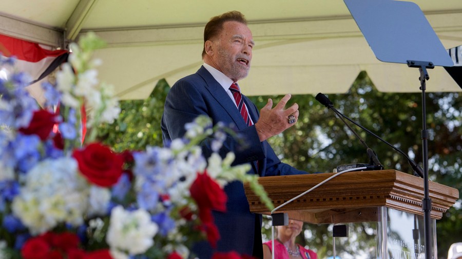 Schwarzenegger Steps Back Into Political Arena In Redistricting Crusade
