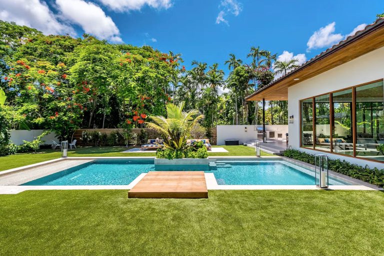 The Best Airbnbs Across The US For A Warm Weather Winter Getaway