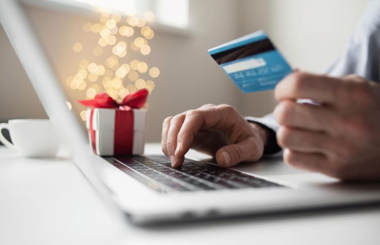 Holiday Retail Sales Expected To Top $1