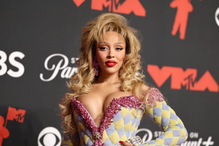 Photos: Early 2025 MTV VMAs Red Carpet Arrivals Include Doja Cat, Ricky Martin