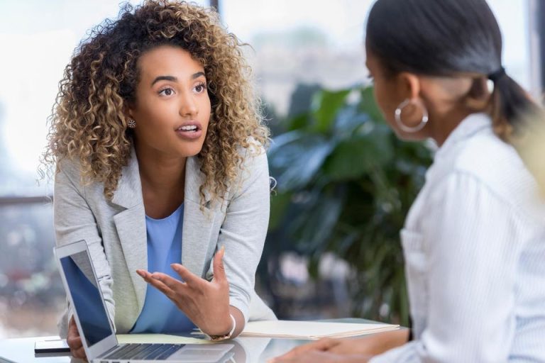 Savvy Therapists Are Starting To Provide Therapy For Those Contending With AI Psychosis But Not Everyone Is Convinced