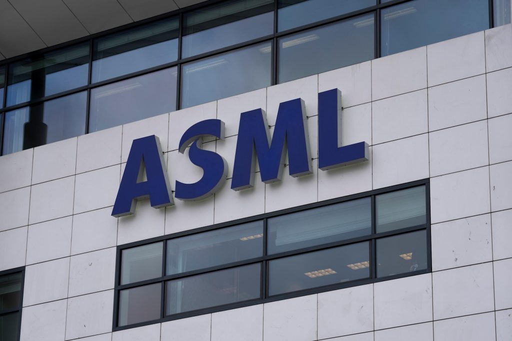 ASML Invests $1