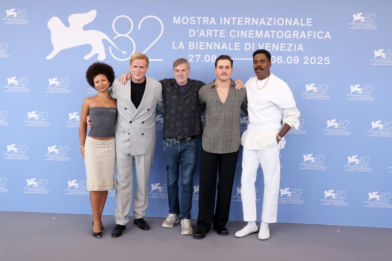 Gus Van Sant & ‘Dead Man’s Wire’ Cast On The Film’s “Bizarre” Story, Dark Comedy & Luigi Mangione Vibes  – Venice Film Festival