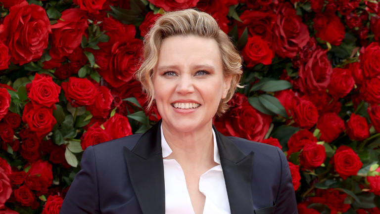 Kate McKinnon Reveals Geographic Tongue Diagnosis: “It’s Gross”