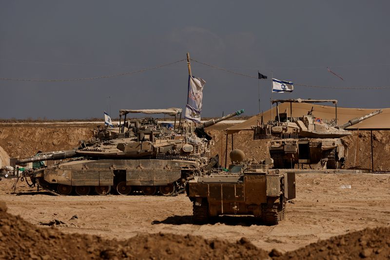 Israel Sends Tanks Deeper Into Gaza City, More Families Flee