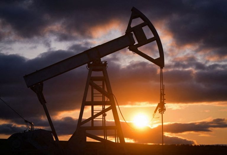 Oil Prices Hold On To Gains From US Sanctions