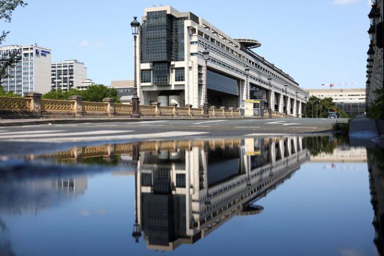 France Faces Sovereign Rating Test Amid Political Chaos