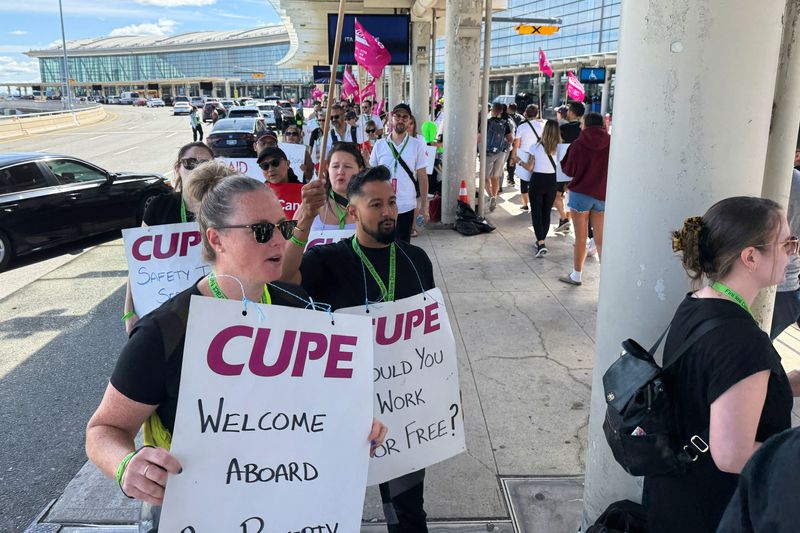 Air Canada Flight Attendants Reject Wage Agreement