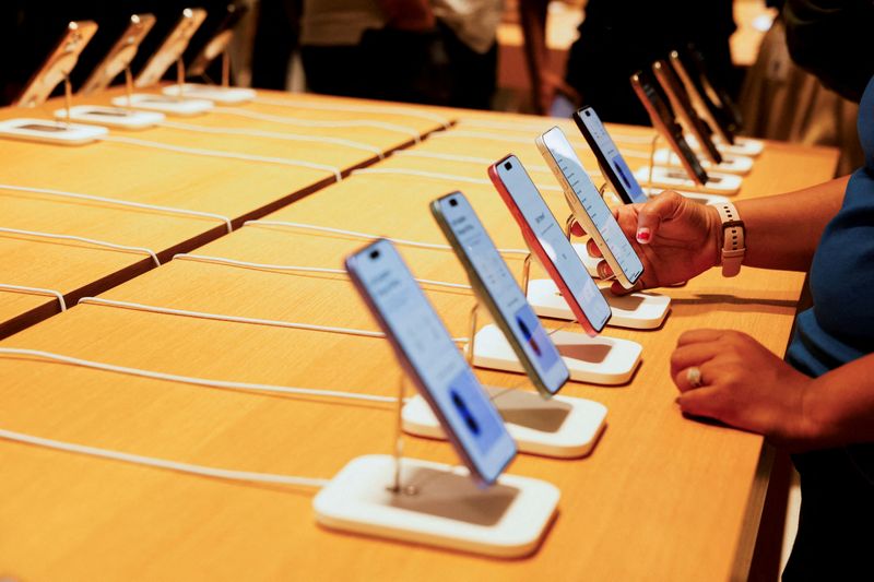 Apple Holds Down New IPhone Prices Amid Threats Of Trump Tariffs