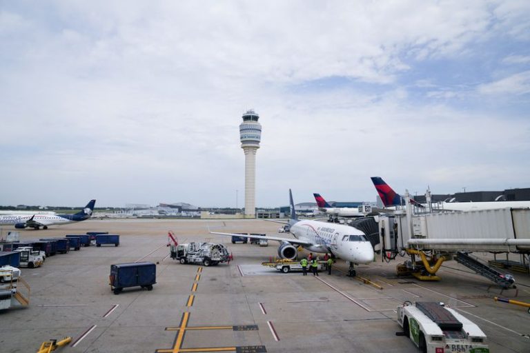 US Transportation Chief To Meet With Airline CEOs On Air Traffic Reform, Sources Say