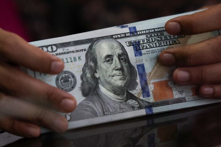 Dollar Steady As Traders Await U.S