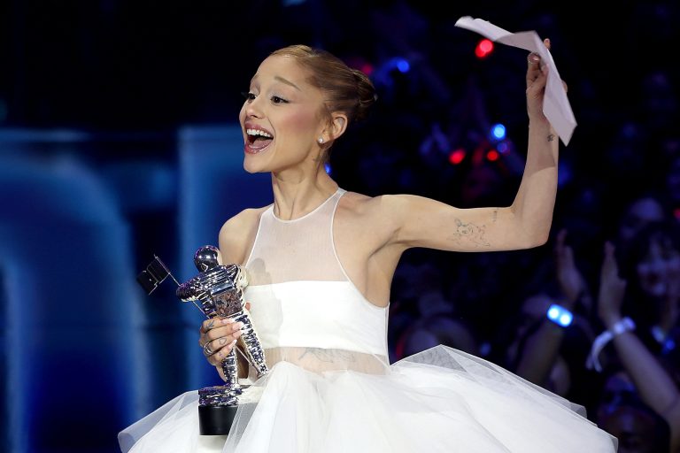 Ariana Grande Thanks ‘My Therapists And Gay People’ During VMAs Video Of The Year Speech