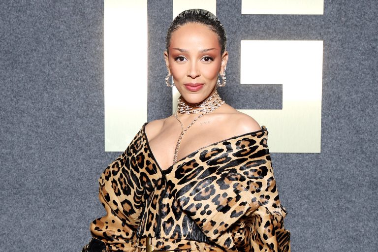 Doja Cat Dances Through ‘Jealous Type’ With Kenny G To Kick Off VMAs