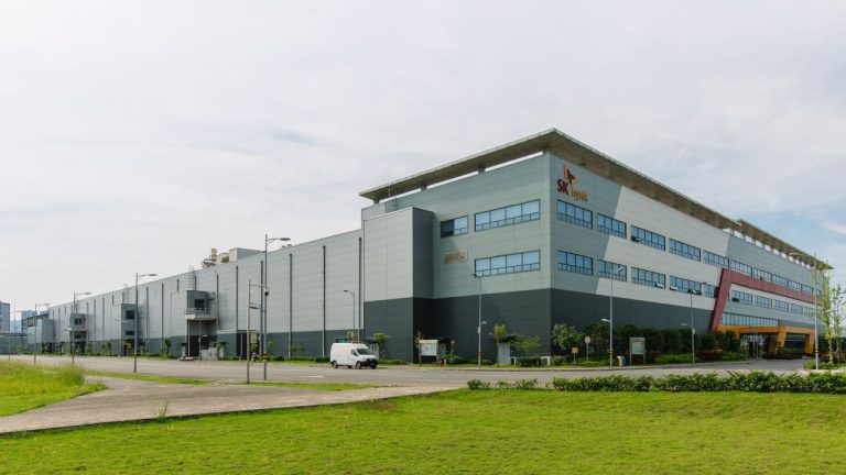 Samsung And SK Hynix, The World's Biggest Makers Of DRAM And Flash Memory Chips, Have Potentially Lost The Right To Buy US Equipment For Use In Their China Based Factories