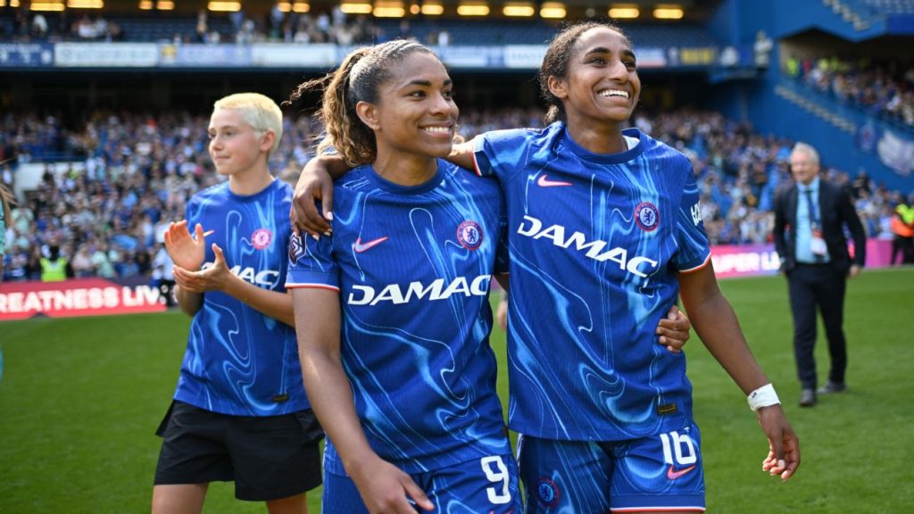 Roundabouts, Sheepherding, Hot Sauce: USWNT Stars In England