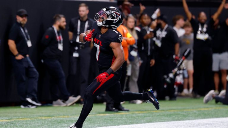 Bijan Robinson Takes Short Pass From Michael Penix Jr